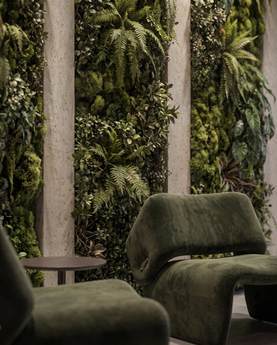 Hall do Harbor 360° com jardim vertical e colunas de concreto — imagem ilustrativa
