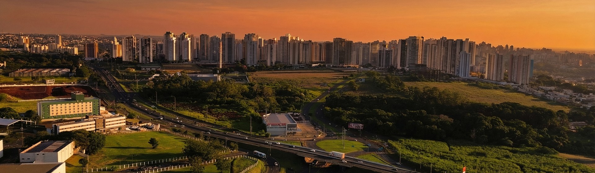 Fachada do Harbor 360° com paisagismo tropical